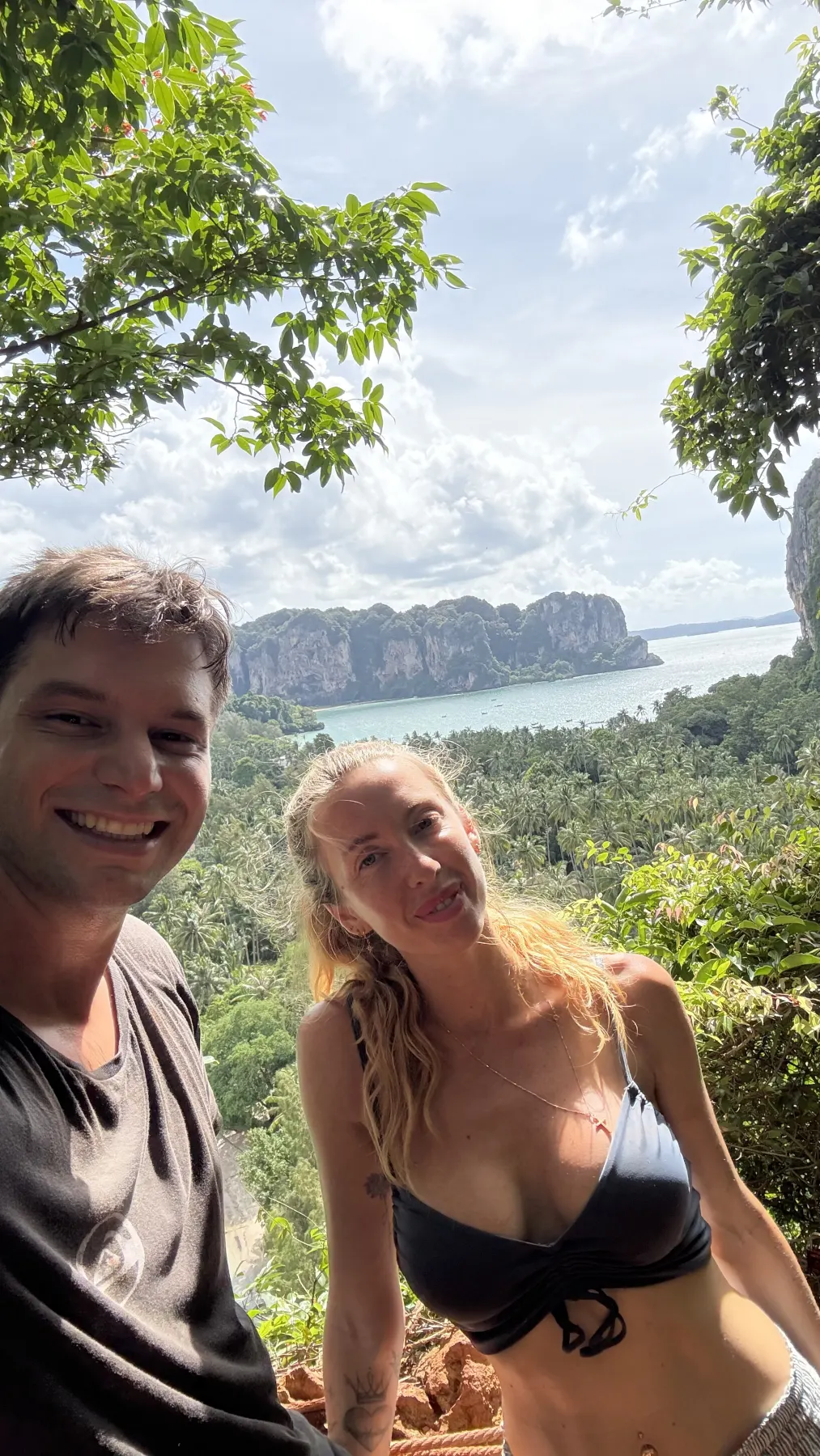 Un selfie de los dos en un mirador sobre la selva y el mar.